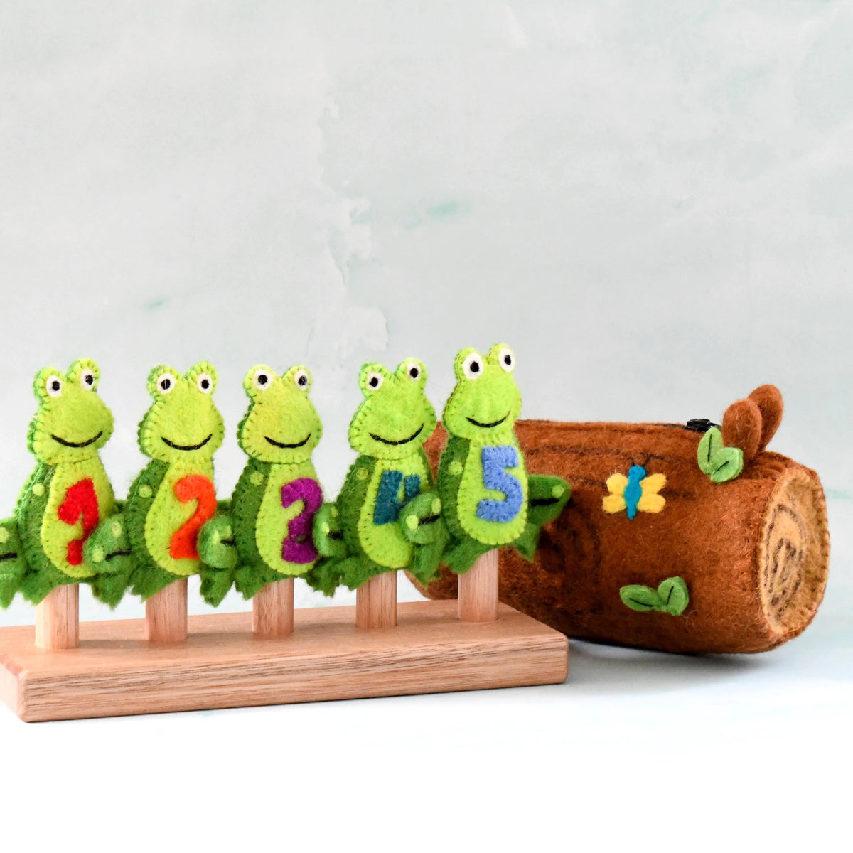 Tara Treasures 5 Little Speckled Frogs with Log Bag Finger Puppets