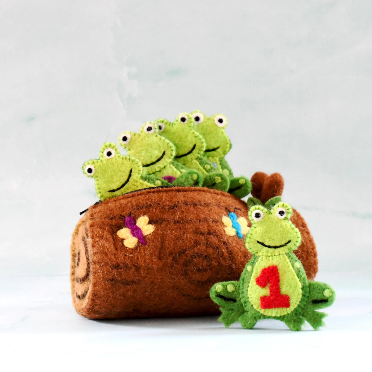 Tara Treasures 5 Little Speckled Frogs with Log Bag Finger Puppets