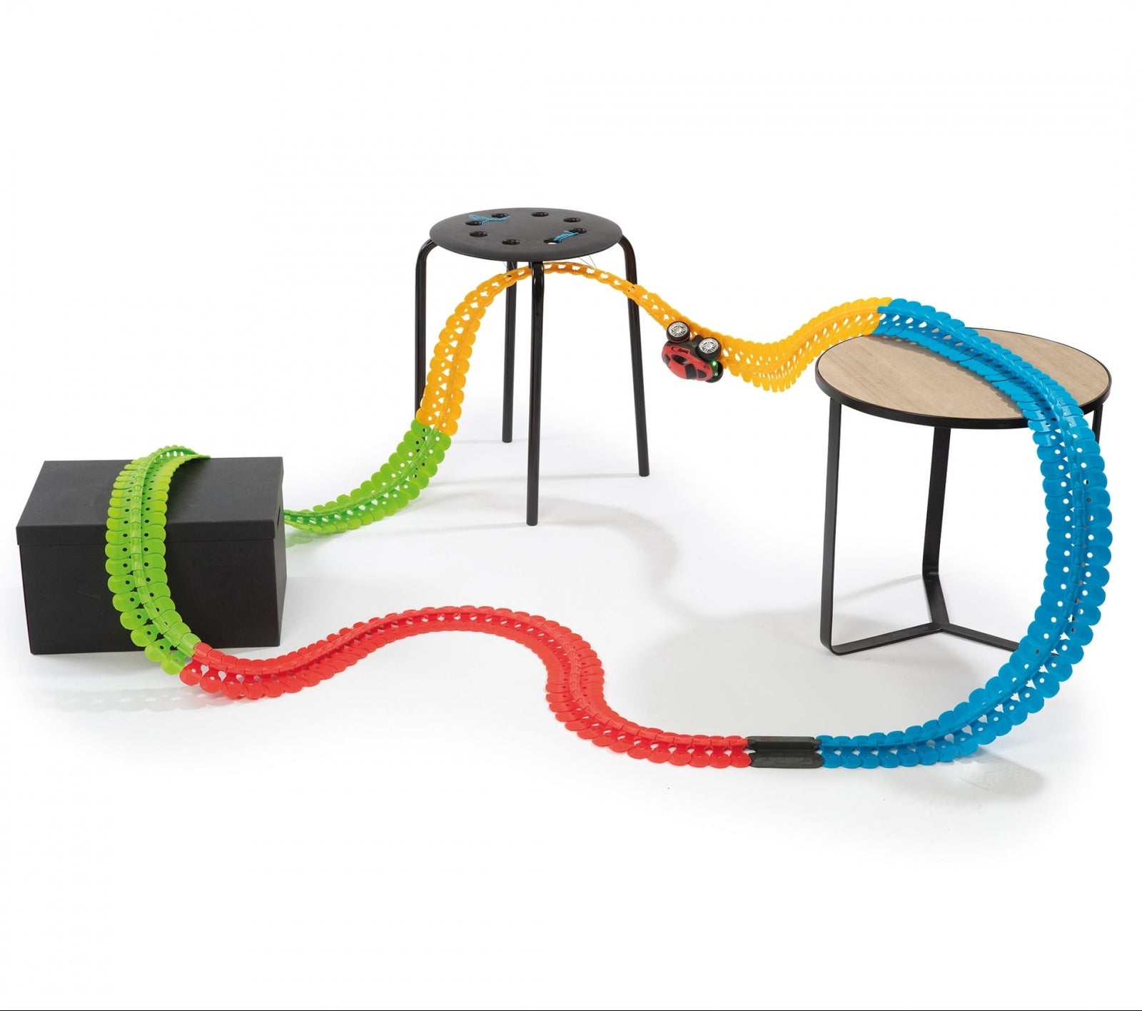 Smoby Flextreme Discovery Set – 184 flexible track pieces with motorised light-up car for creative racing play